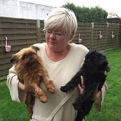 Andrea Boehnke mit ihren zwei Hunden welche in der mobilen Tierheilpraxis MY BEST FRIEND behandelt wurden
