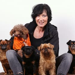 Angelika Witt-Schomber mit Ihren Hunden welche bei MY BEST FRIEND behandelt wurden